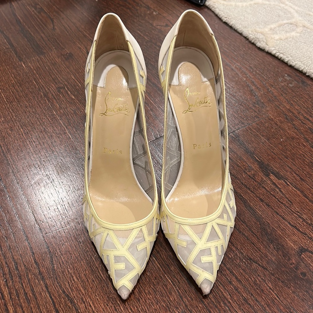 CHRISTIAN LOUBOUTIN PATENT AND PEBBLED LEATHER WHITE PUMPS